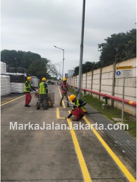 Proses Aplikasi Cat Marka dengan Mesin Modern