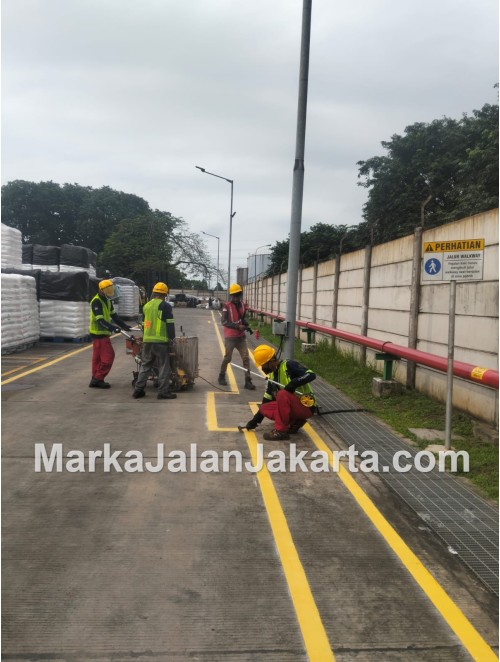 Proses Aplikasi Cat Marka dengan Mesin Modern